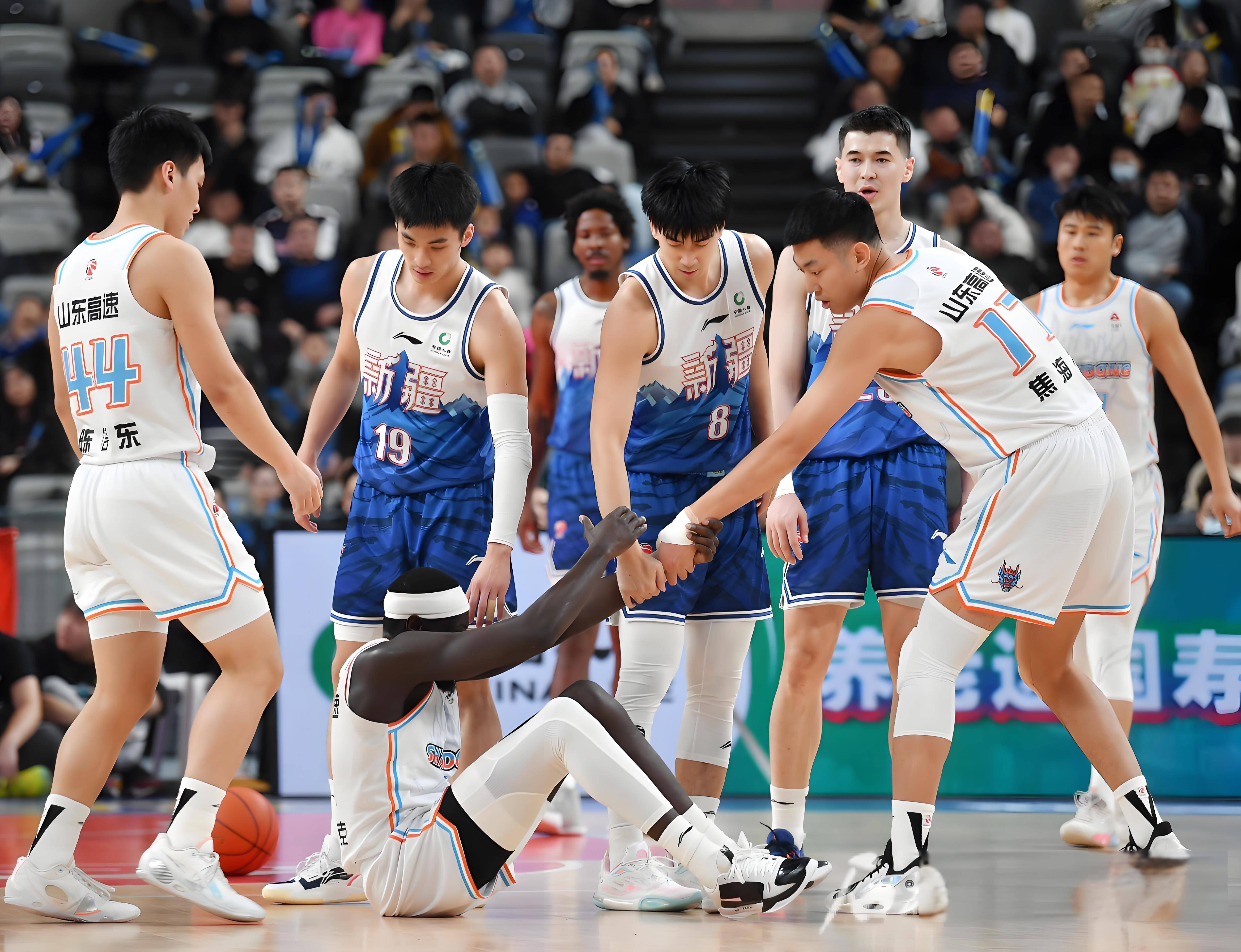 包含新疆与辽宁争夺季后赛资格激烈展开的词条